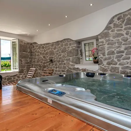 Kata With Pool And Whirlpool